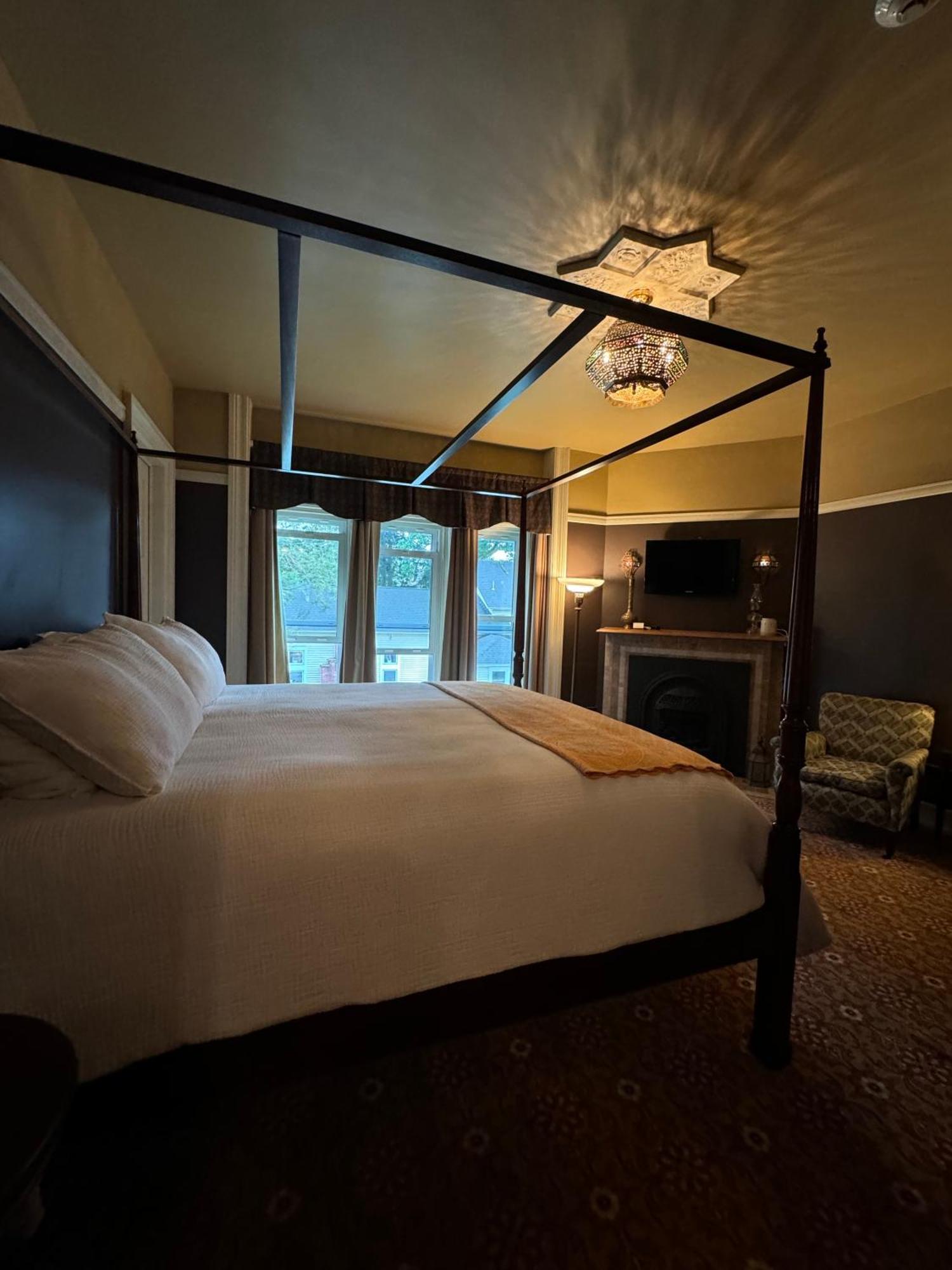 The Edwards Waterhouse Inn Fredonia ภายนอก รูปภาพ